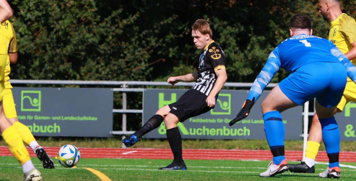 Hier spielt Tom Lüdtke lieber noch einmal zurück. Doch schon in der Anfangsphase schloss der Laubenheimer Außenangreifer selbst ab und traf gegen den FV Budenheim zum 1:0.