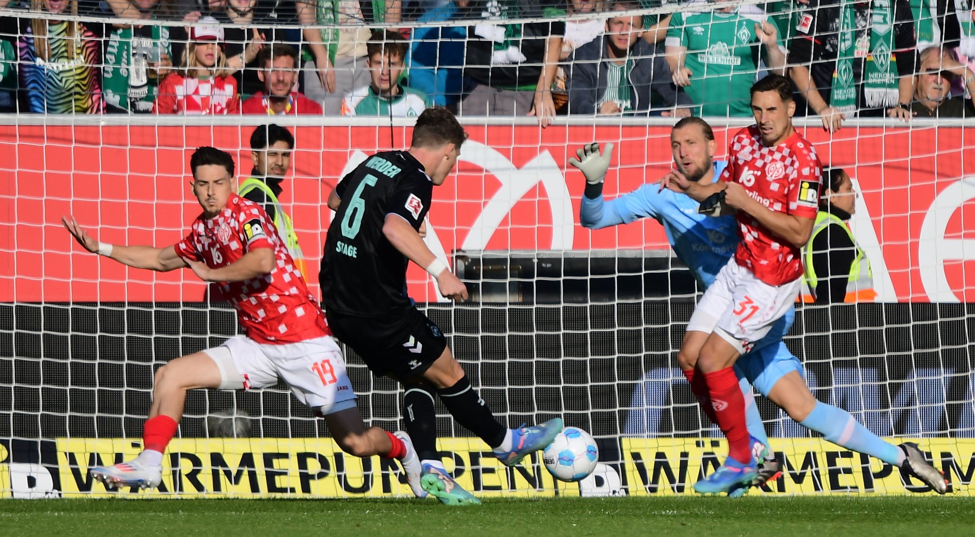 Dem Strafstoß vorausgegangen war eine Bremer Dreifachchance, Jens Stages Schuss blockt Dominik Kohr.