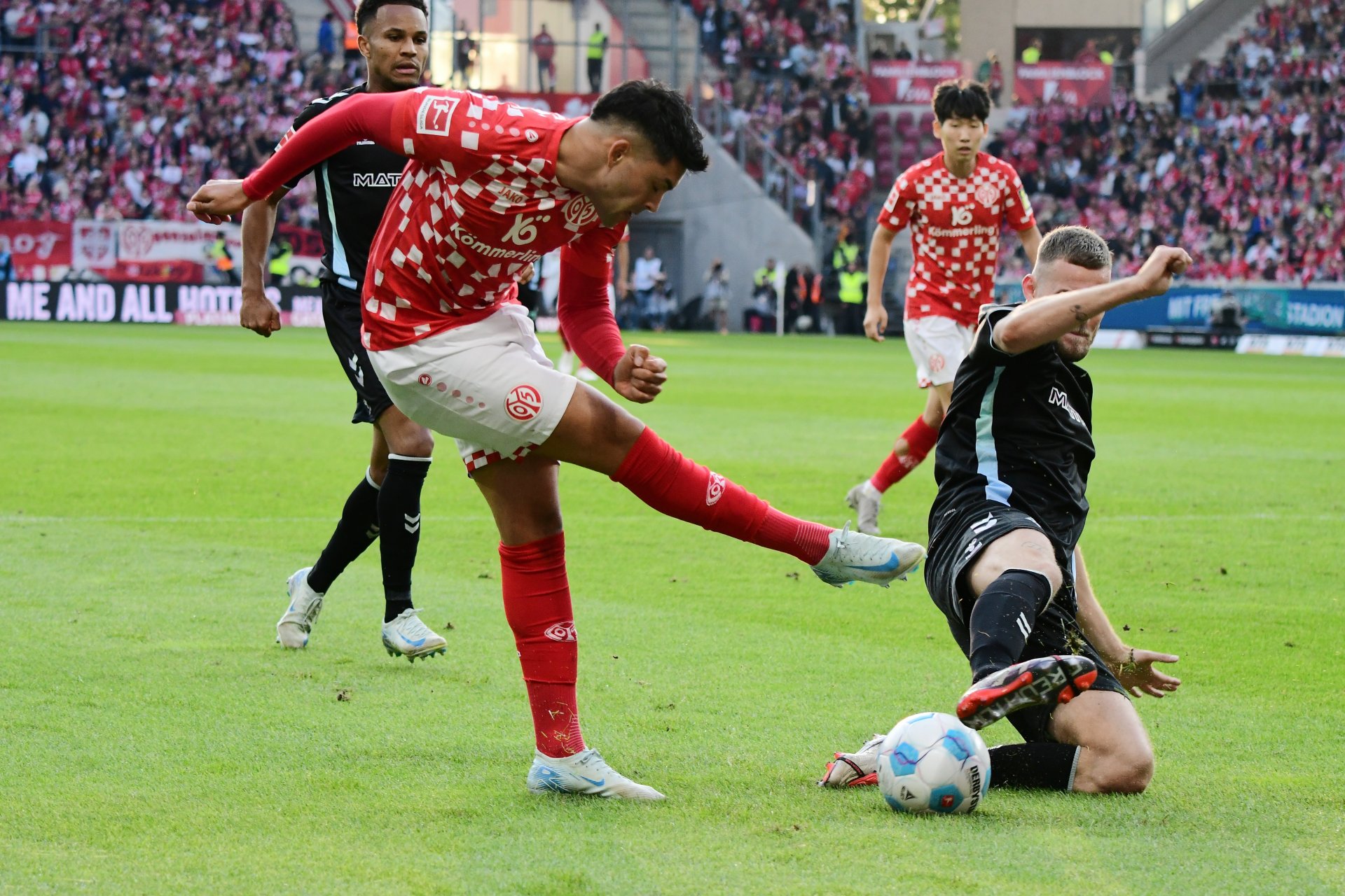 Nach dem Rückstand machten die 05er eine halbe Stunde lang Druck, hier mit Nadiem Amiri...