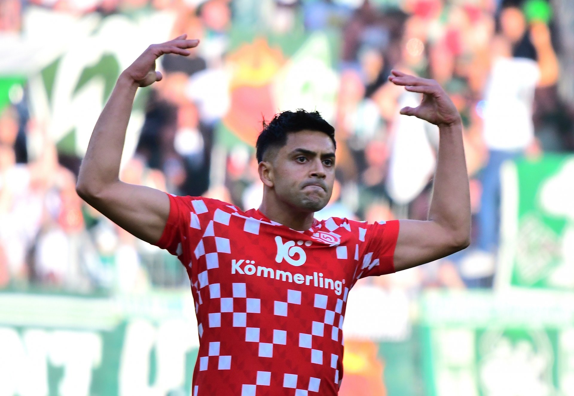 Nadiem Amiri puscht die Zuschauer, an deren Unterstützung es freilich nicht lag, dass die Mainzer gegen Werder Bremen erneut mit leeren Händen dastanden.