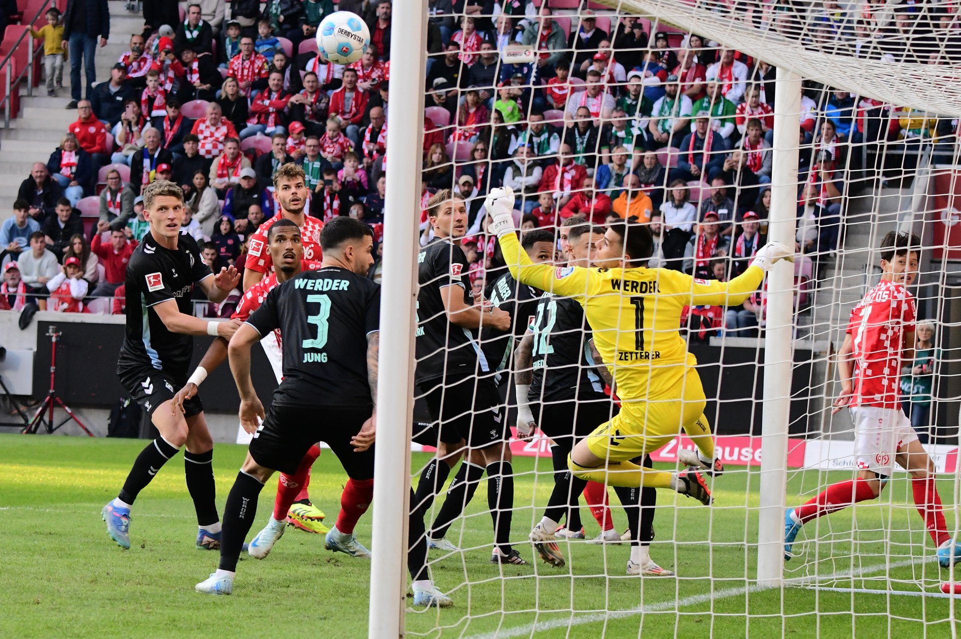 Maxim Leitschs Kopfball übers Tor war eine von drei Mainzer Halbchancen in der Schlussphase.