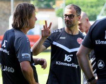 Ein Athletiktrainer für die Trainer gibt es beim FSV Mainz 05 nicht, sagt Sven Herzog (M., mit Chefcoach Bo Henriksen). Jedenfalls hat noch keiner nachgefragt.