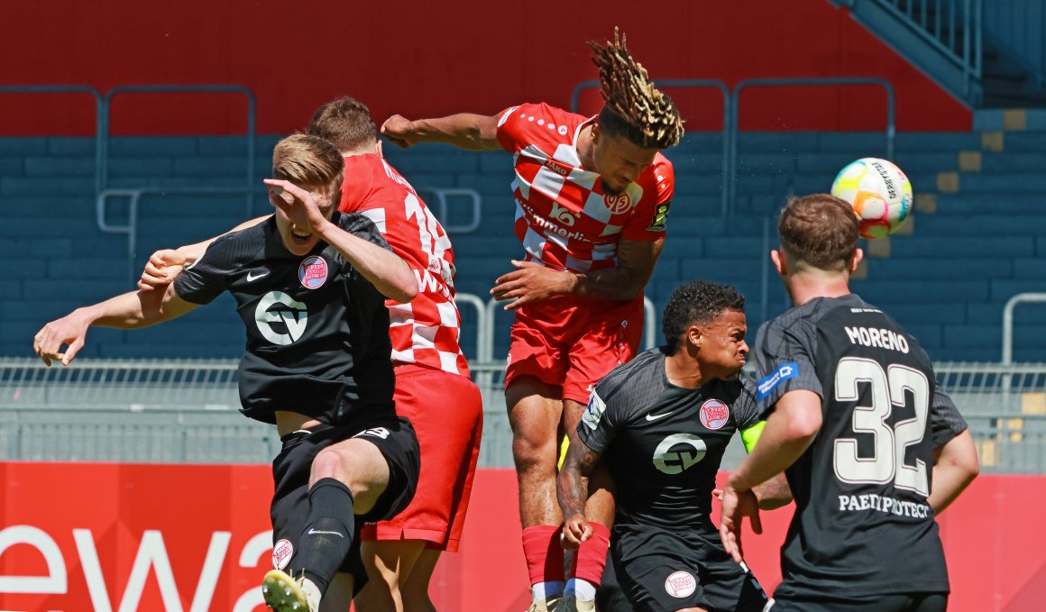 Das jüngste Heimspiel gegen Kickers Offenbach wurde für die U23 des FSV Mainz 05 zum Fest. Justin Seven (Mitte) und sein Team schlugen die wieder einmal enttäuschenden Hessen mit 3:0.