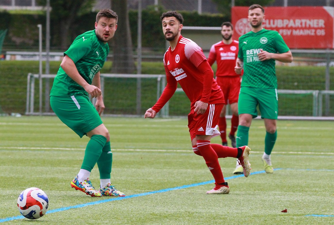 Im Frühjahr mussten sich Soufian Lagrini (Mitte) und die SVW Mainz gegen die SpVgg Ingelheim (l. Lukas Pieper) mit einem 2:2 zufrieden geben, nachdem es schon am Blumengarten eine Niederlage gesetzt hatte.