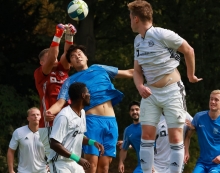 Wenn es Torraumszenen gab, dann in der Regel im Finther Strafraum. Hier klärt Keeper Alexander Motz vor Dennis Shian Müller, der nach dem Seitenwechsel aber das 1:0 erzielte.