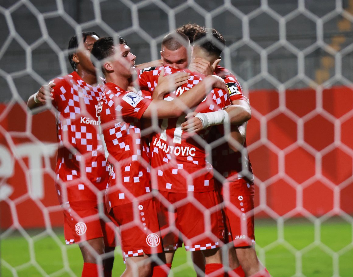 Einen großen Abend erlebte die U23 beim Sieg gegen Kickers Offenbach. Im Nachholspiel am Dienstag kann die Mannschaft nachlegen und in der Tabelle drei Ränge nach oben klettern.