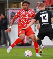 Weil Nelson Weiper sich am Dienstag in der U23 die Ehre gab, kam Nayrobi Vargas gegen den 1. Göppinger SV erst in den letzten Minuten aufs Feld. Generell strebt Trainer Benjamin Hoffmann an, dass die Abläufe mit allen Spielern in der Spitze gleich gut funktionieren.