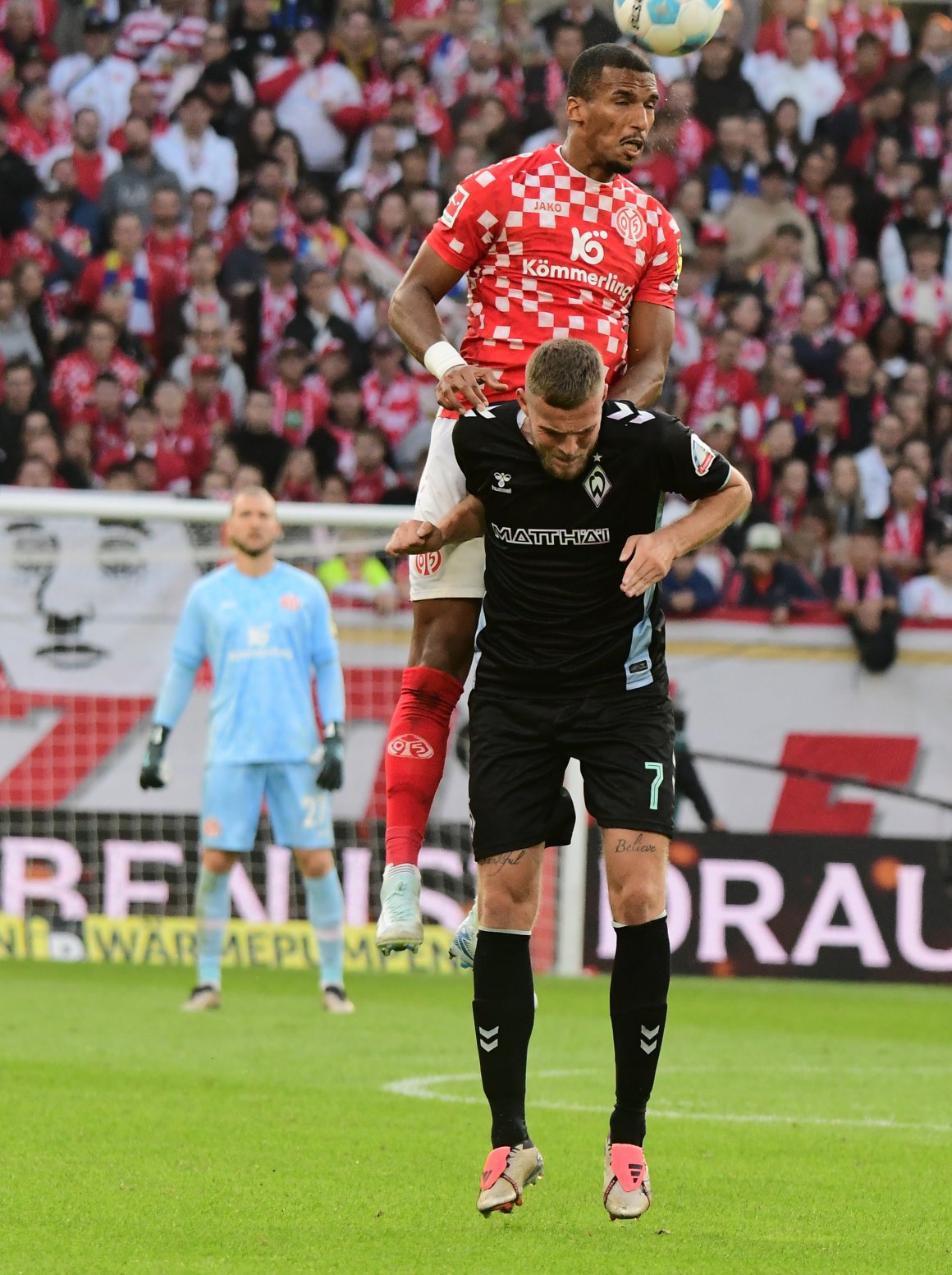 Auch in Kopfballduellen gilt für Moritz Jenz: „The sky is the limit“.