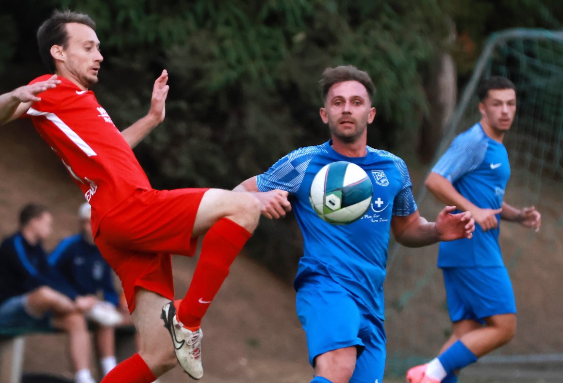 Die eigentliche Aufgabe von Johann Felker (r.) ist es, die anlaufenden gegnerischen Offensivspieler auszubremsen. Den Siegtreffer in einem schweren Auswärtsspiel zu köpfen wie nun in Bad Kreuznach, ist freilich ebenso erlaubt.