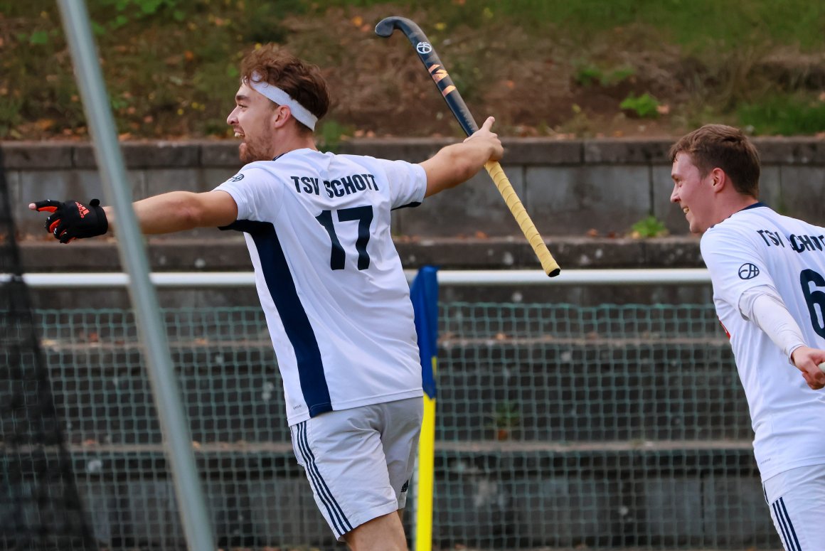 Im dritten Spiel bekam die Hockeyspieler des TSV Schott endlich etwas zu jubeln, wie hier Loris Poths nach seinem Tor zum 2:0, Lenard Wach eilt als erster Gratulant hinterher.