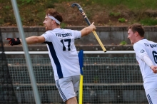 Im dritten Spiel bekam die Hockeyspieler des TSV Schott endlich etwas zu jubeln, wie hier Loris Poths nach seinem Tor zum 2:0, Lenard Wach eilt als erster Gratulant hinterher.