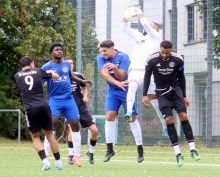 Unter Dauerdruck: Tabellenführer SKC Barbaros um Kapitän Joseph Meier (r.) war im Fiam-Strafraum phasenweise Dauergast, hier kann Keeper Pasquale Patria die Hereingabe abfangen.