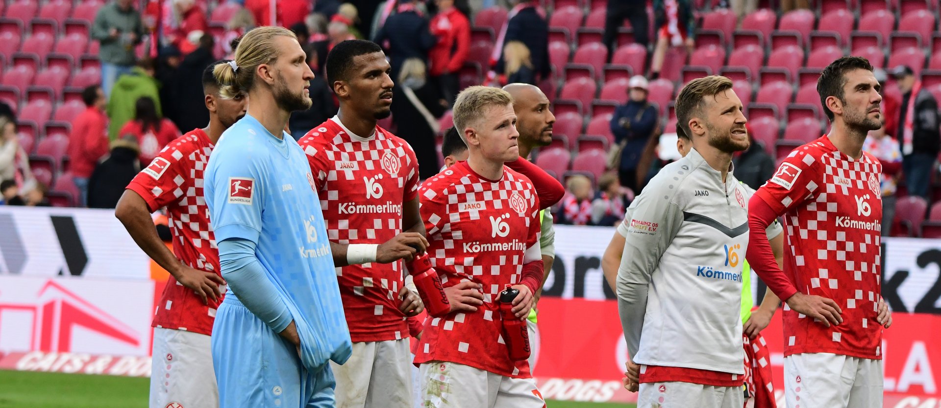 Mit langen Gesichtern gingen Robin Zentner und seine Mitspieler nach dem 0:2 gegen den 1.FC Heidenheim in die Kurve, nach einer Partie...