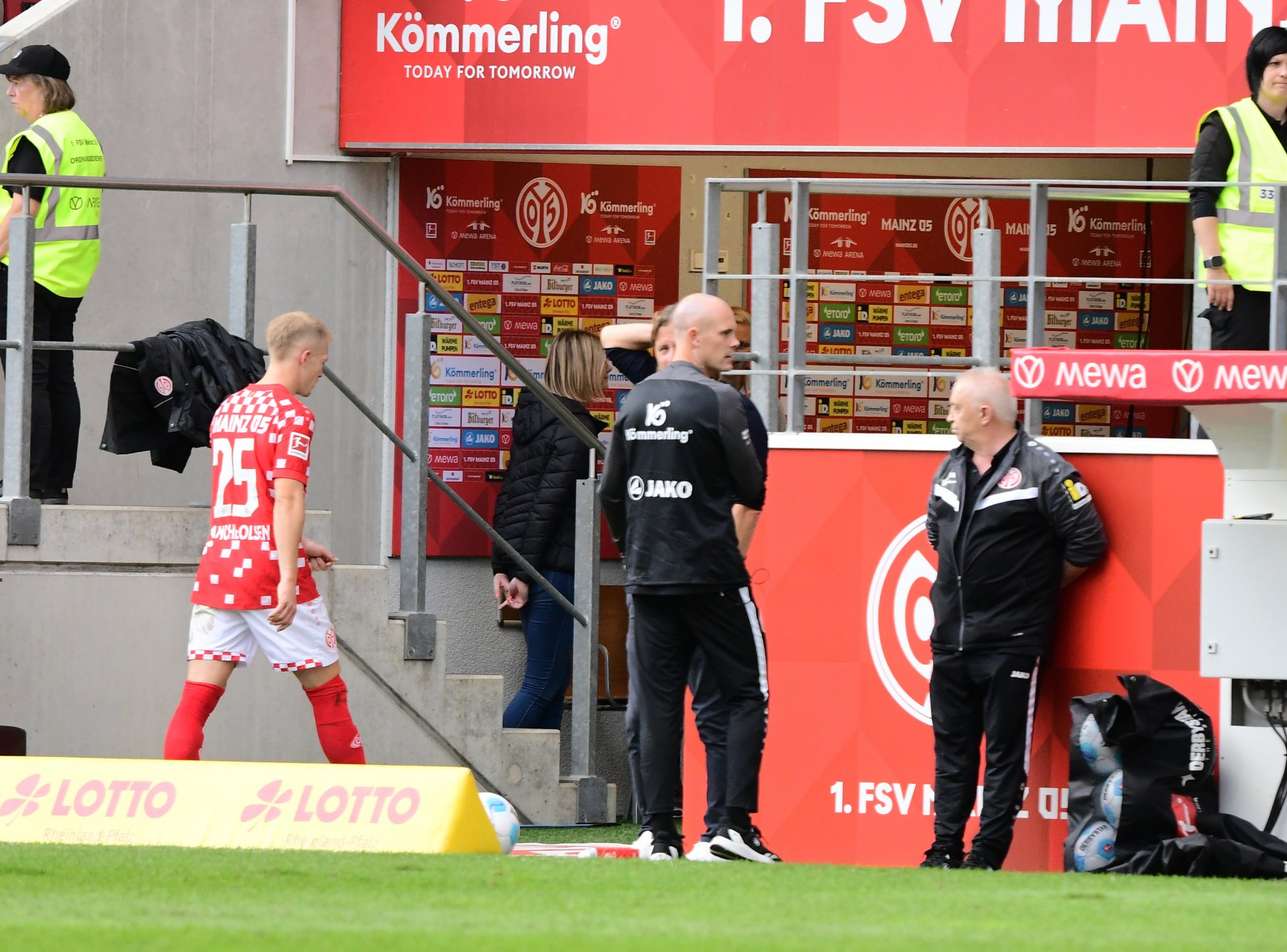 Wie schon in Augsburg, waren die 05er nach einer halben Stunde nur noch zu zehnt. Diesmal musste Andreas Hanche-Olsen gehen, allerdings war der zweite Teil seiner Gelb-Roten Karte eine überharte Entscheidung.