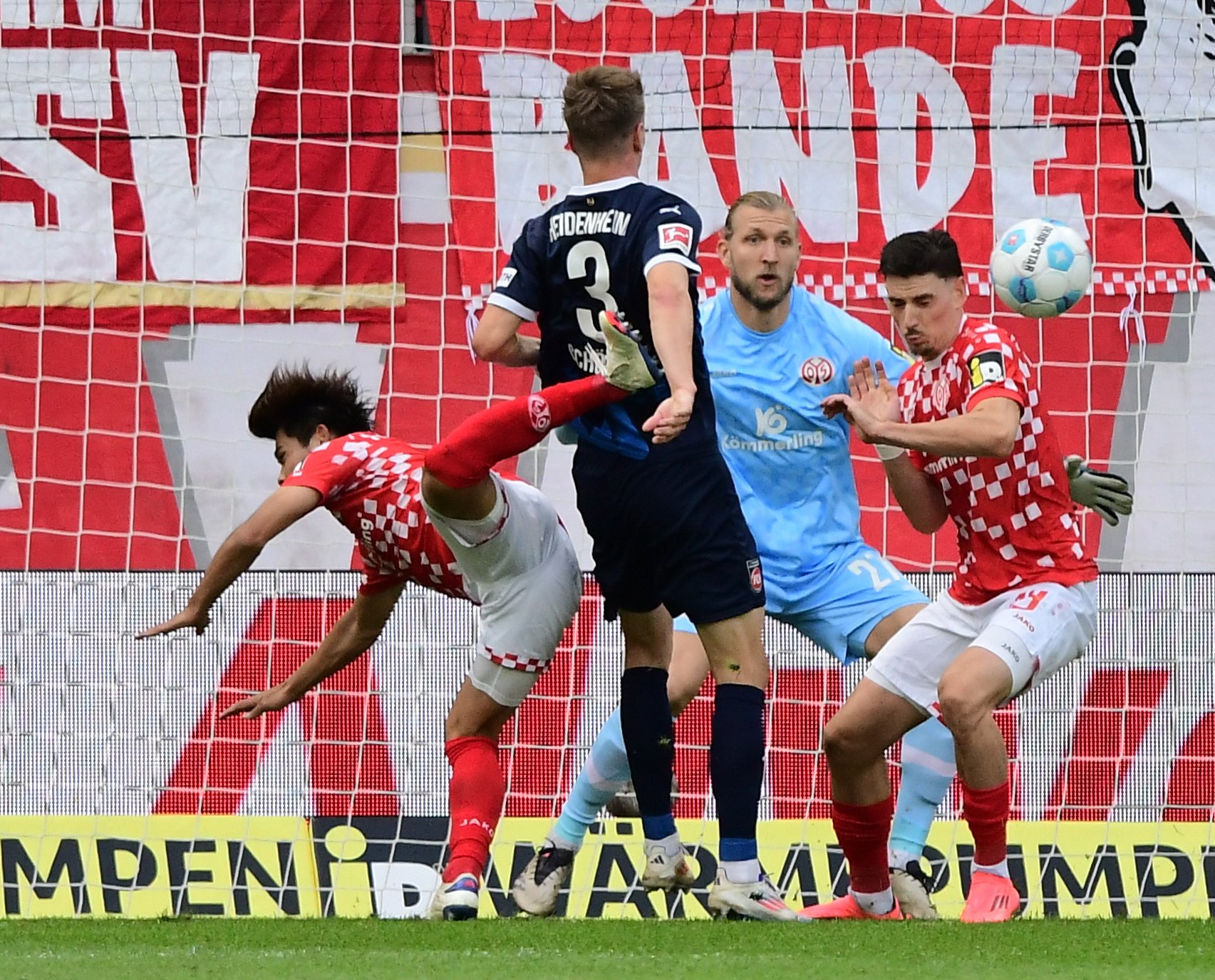 ...rückte Anthony Caci von der Außen- in die Innenverteidigung. Trainer Bo Henriksen hat am Bruchweg schon glücklichere Personalentscheidungen getroffen.