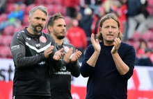 Die Enttäuschung über das 0:2 gegen den 1.FC Heidenheim stand Bo Henriksen und seinen Kotrainer Sören Hartung und Michael Silberbauer beim Dank an die Fans ins Gesicht geschrieben.