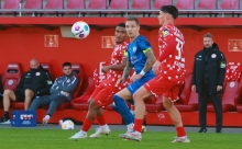 Trainer Benjamin Hoffmann konnte seiner Mannschaft mit den Offensivkräften Marcel Kalemba (r.) und Ken Mata entspannt zuschauen, es sei denn die Gäste (Mitte: Kapitän Marco Kehl-Gomez) durften sich einen Ball zum Standard zurechtlegen.