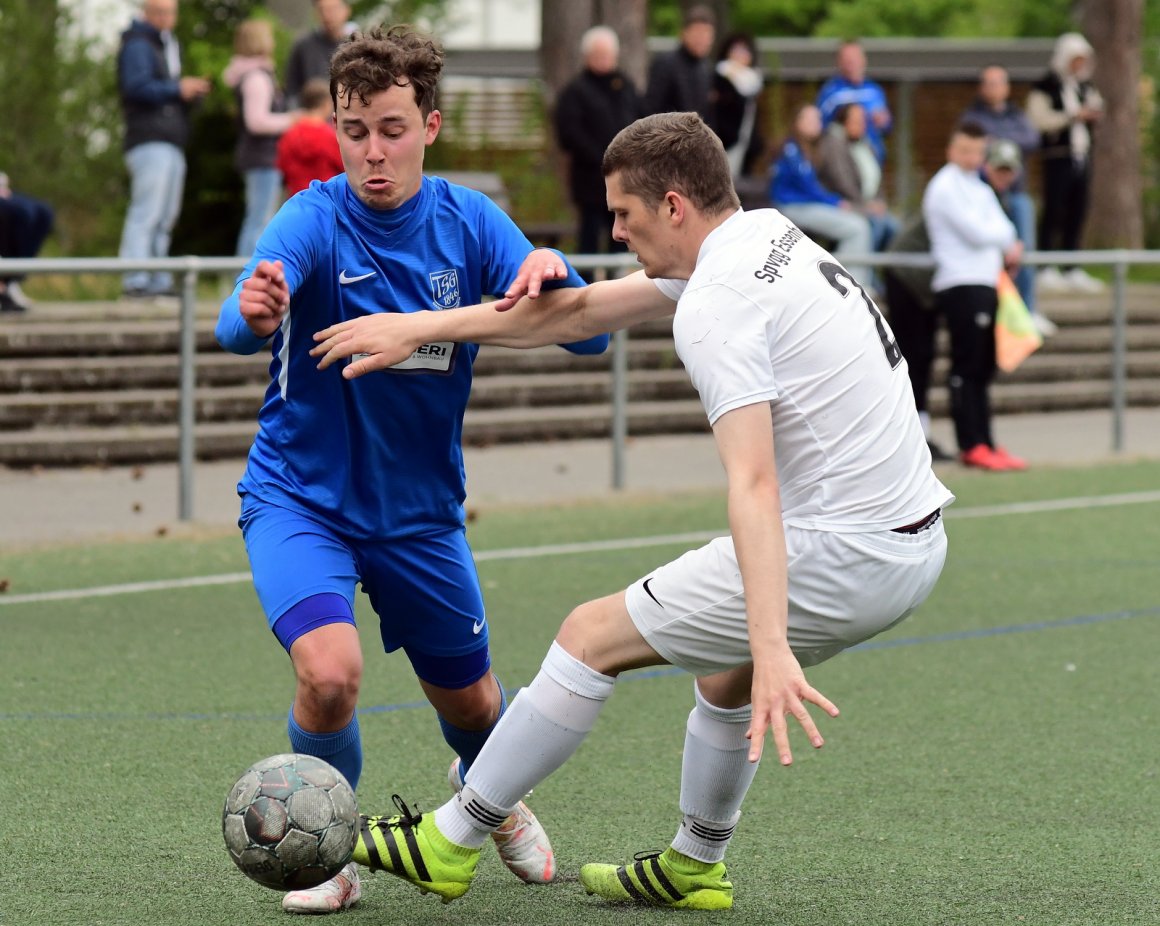 Till Escher (l.) traf für die 46er in der Nachspielzeit der ersten Halbzeit.