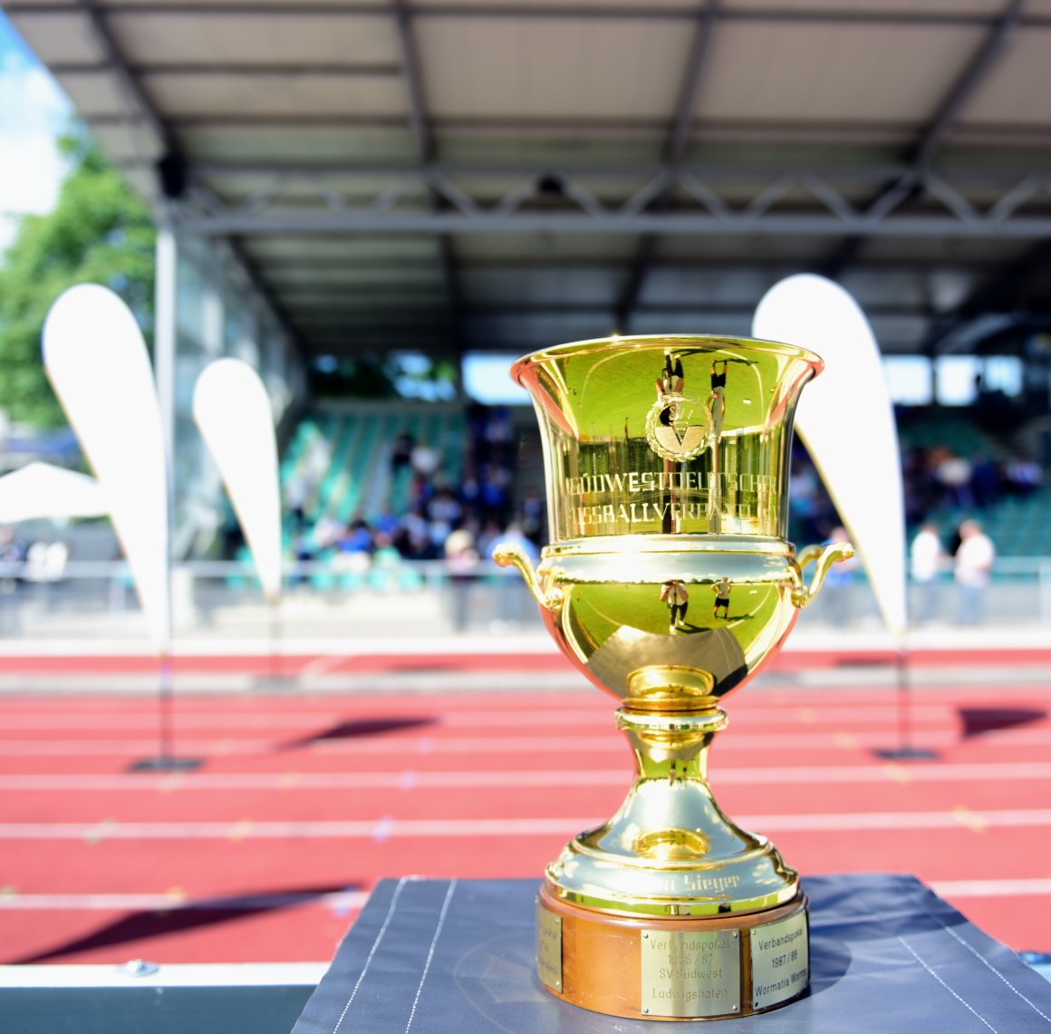 Diesen Pokal hat der TSV Schott in den Jahren 2022, 2023 und 2024 gewonnen. Um das auch 2025 zu schaffen, muss sich der Oberligist zunächst in Kandel durchsetzen.