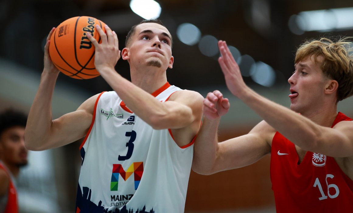 Nicolas Deetjen (l.) stand bei seinem dritten Regionalligaeinsatz fast 25 Minuten auf dem Feld...