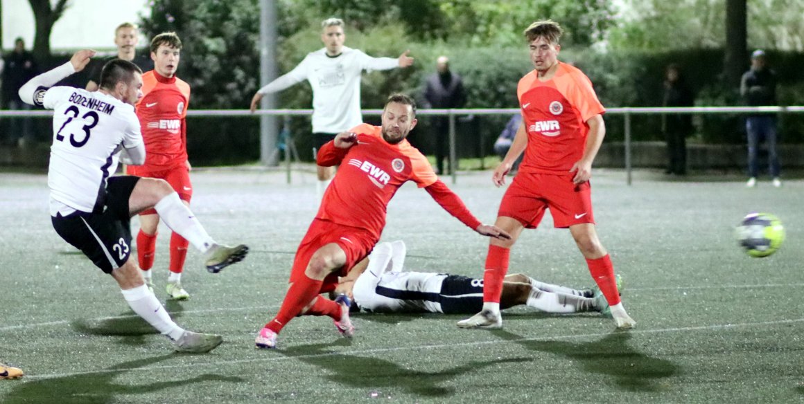 Dieser letzte Schuss des Abends von Calvin Faßnacht (l.) brachte dem VfB Bodenheim zwei zusätzliche Punkte ein, direkt danach war Schluss.