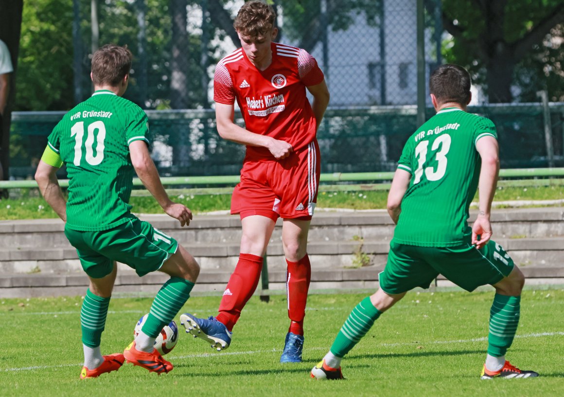 Auch, wenn Jamie Anderton den Ball hier locker aus der Hüfte spielt, sind die Duelle der SVW Mainz mit dem VfR Grünstadt meist umkämpft. Darauf freut sich Trainer Jochen Walter, zumal das jüngste Duell erst im Mai mit 2:1 an sein Team ging.