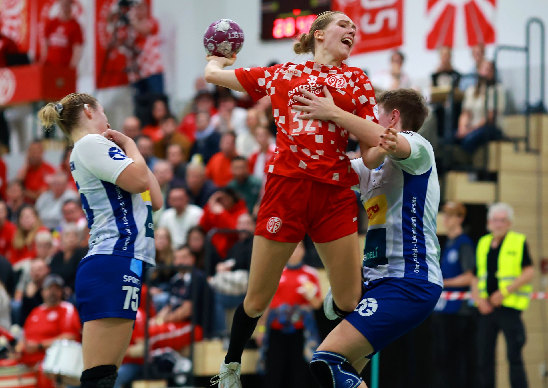 Spielmacherin Neele Orth war zum Derby rechtzeitig fit und bekommt gleich wieder die Härte des Zweitligahandballs zu spüren. 