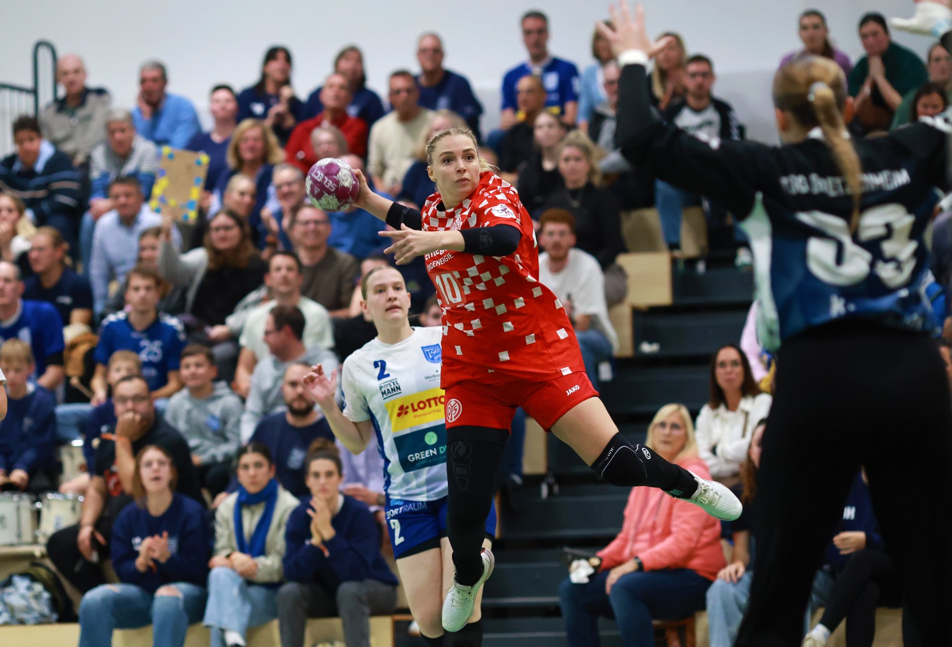 Auch ein Debüt, das aber etwas unterging: Linksaußen Christin Kühlborn war erstmals nach ihrer Kreuzbandverletzung wieder in der heimischen Halle zu sehen.