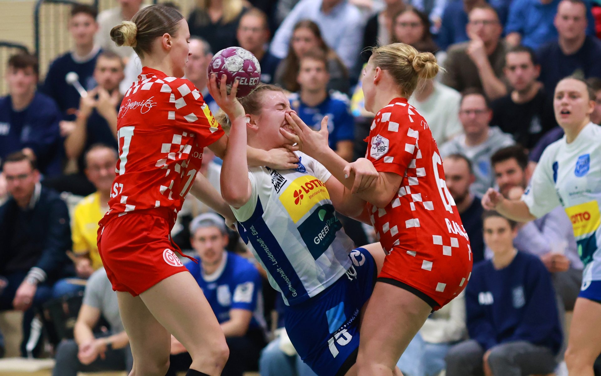 Auch die 05-Deckung weiß die gegnerischen Spielerinnen anzugehen. Hier am Beispiel von Jule Polsz und Claire Ramacher (r.) zu sehen, die Carolin Hahn wehtun.