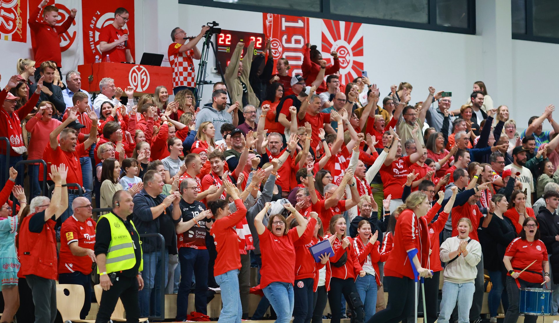 Wäre doch nur immer Derby, dann füllte sich die Oberstadt-Halle wie von selbst, die 05-Anhänger durften am Ende ausgiebig den Sieg im letzten Angriff feiern.