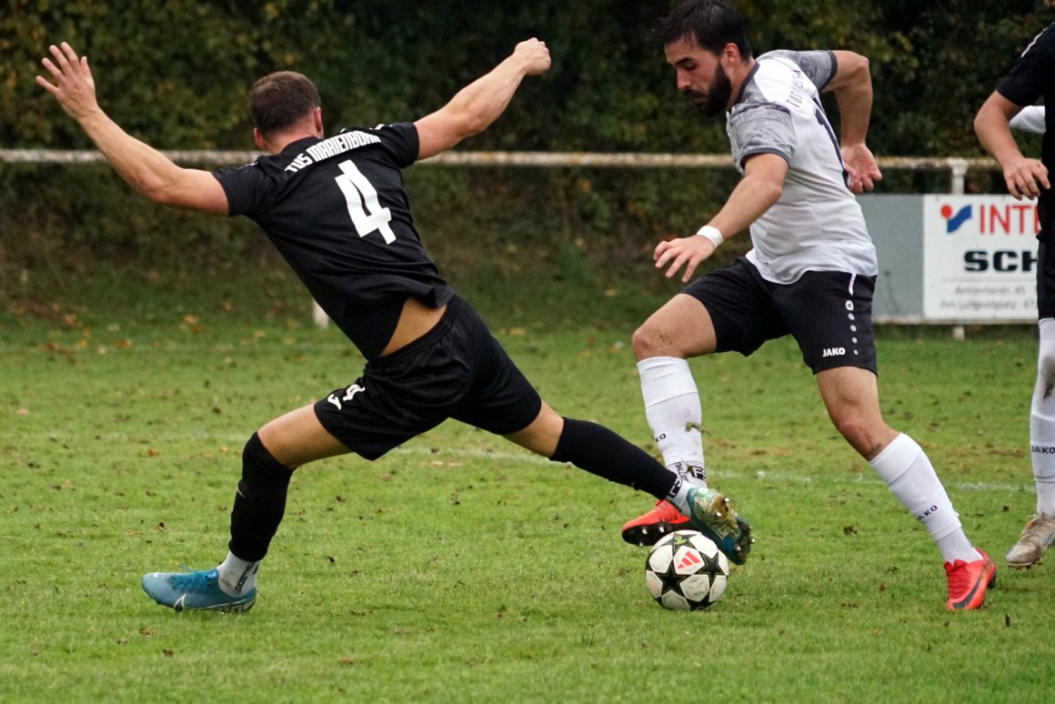 Eray Öztürk (r.), hier gegen Jonas Hofmann, erzielte alle Rüssinger Tore bei der Marienborner 1:3-Niederlage.