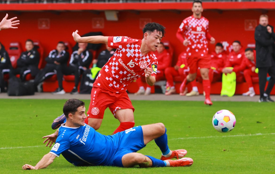 Taiyu Yamasaki bedrängt BSC-Verteidiger Rico Wehrle und läuft dem zurückgespielten Ball hinterher... 