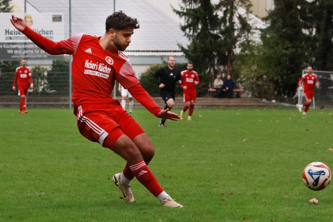 Enis Duru profitierte in den vergangenen Wochen von einigen Ausfällen in der Weisenauer Offensive und lieferte gute Leistungen ab. In Billigheim nahm Trainer Jochen Walter ihn wegen seiner Chancenlosigkeit nach der ersten Halbzeit vom Platz.