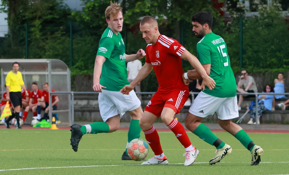 Matthias Cygon (M.) sorgte im Spiel des FSV Nieder-Olm gegen Fontana Finthen vor der Pause für klare Verhältnisse.