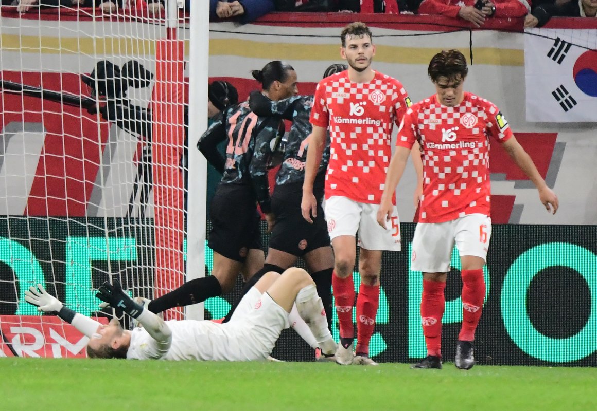 Robin Zentner nach dem 0:3 ratlos am Boden. Was machen seine Vorderleute bloß?