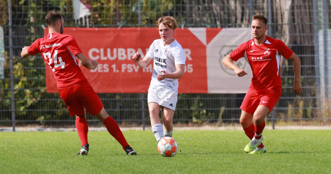 Luis Grohmann (M.) redet nicht gerne über seine Stärken, ist beim TSV Zornheim aber trotz seiner erst 19 Jahre Stammkraft im Mittelfeld.