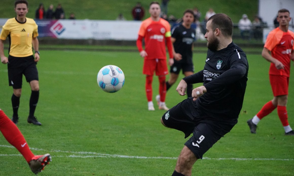 Den haut er in den Winkel: Lirion Aliu erzielte in Pfeddersheim das 1:1.