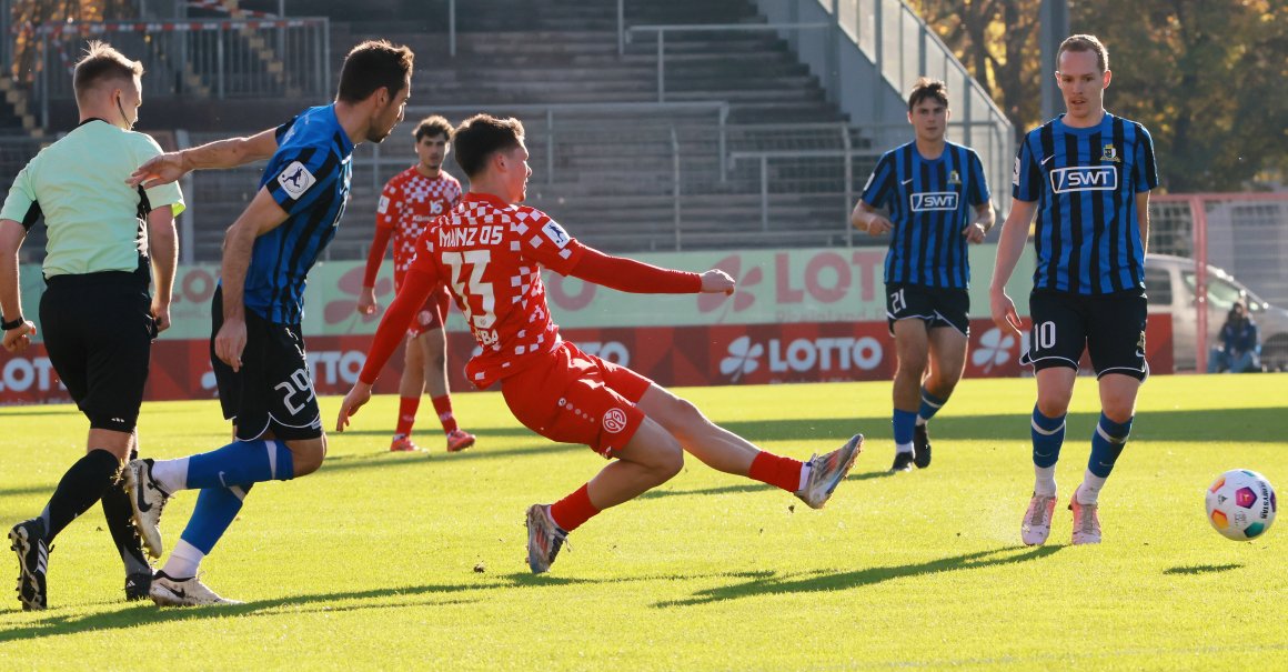 Marcel Kalemba besetzte diesmal die Zehnerposition, er bekam aber kaum eine Möglichkeit als Vorbereiter zu glänzen und zeigte sich genauso zögerlich wie seine Teamkollegen, mal selbst den Abschluss zu wagen.