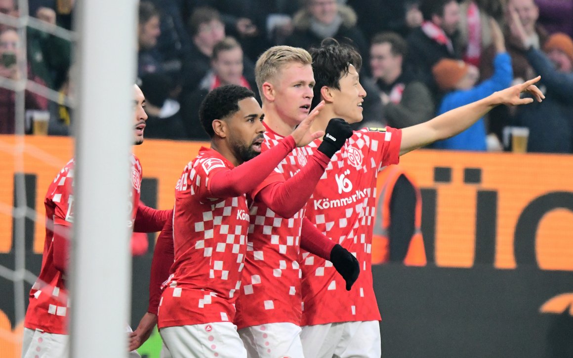 In der Nachspielzeit der ersten Halbzeit bejubelten (v.l.) Paul Nebel, Phillipp Mwene, Jonathan Burkardt und Jae-sung Lee...