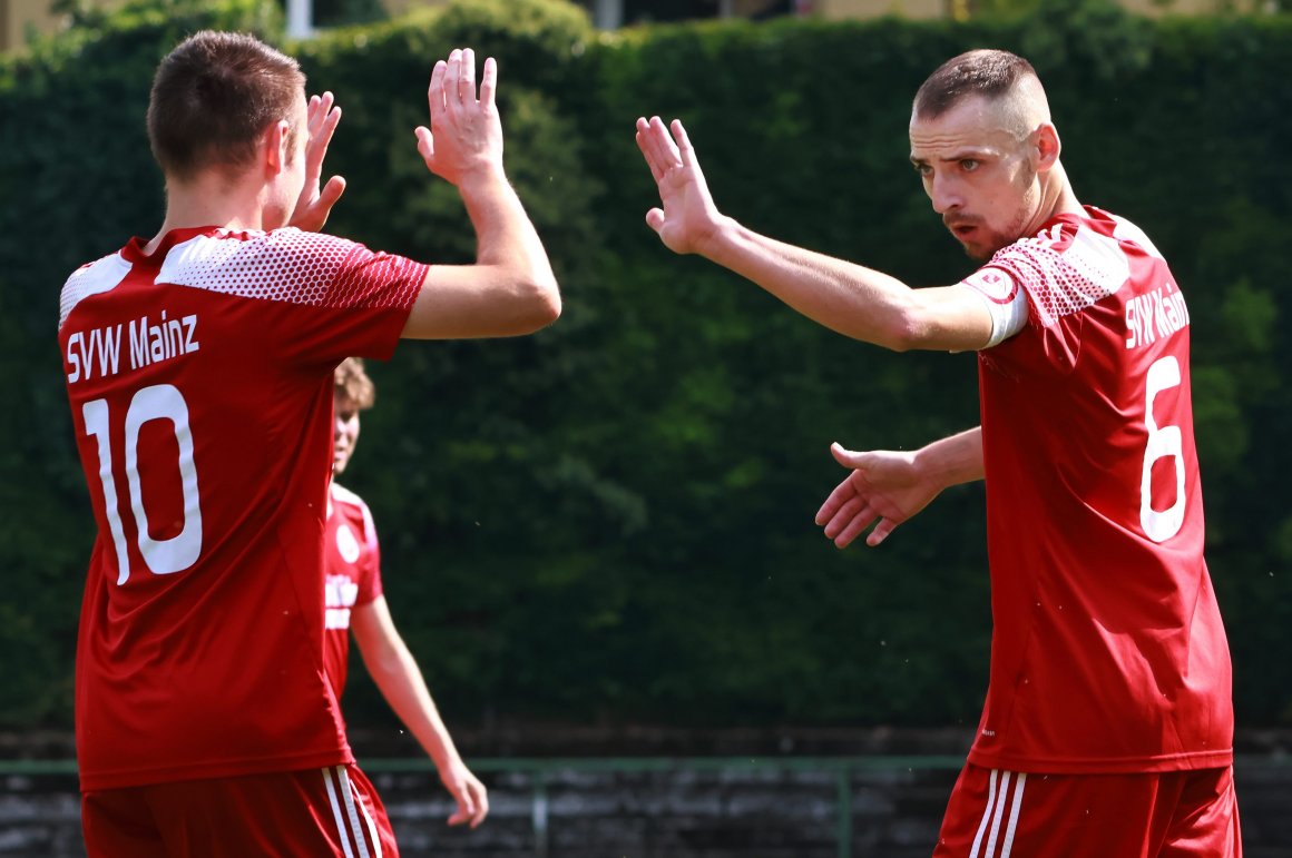 Check, geht schon in Ordnung: Johannes Lawen und Dominik Higi können mit dem neuerlichen Unentschieden gegen den SV Gimbsheim sicher gut leben, auch wenn die Attacke auf den Tabellenführer damit ausfiel.