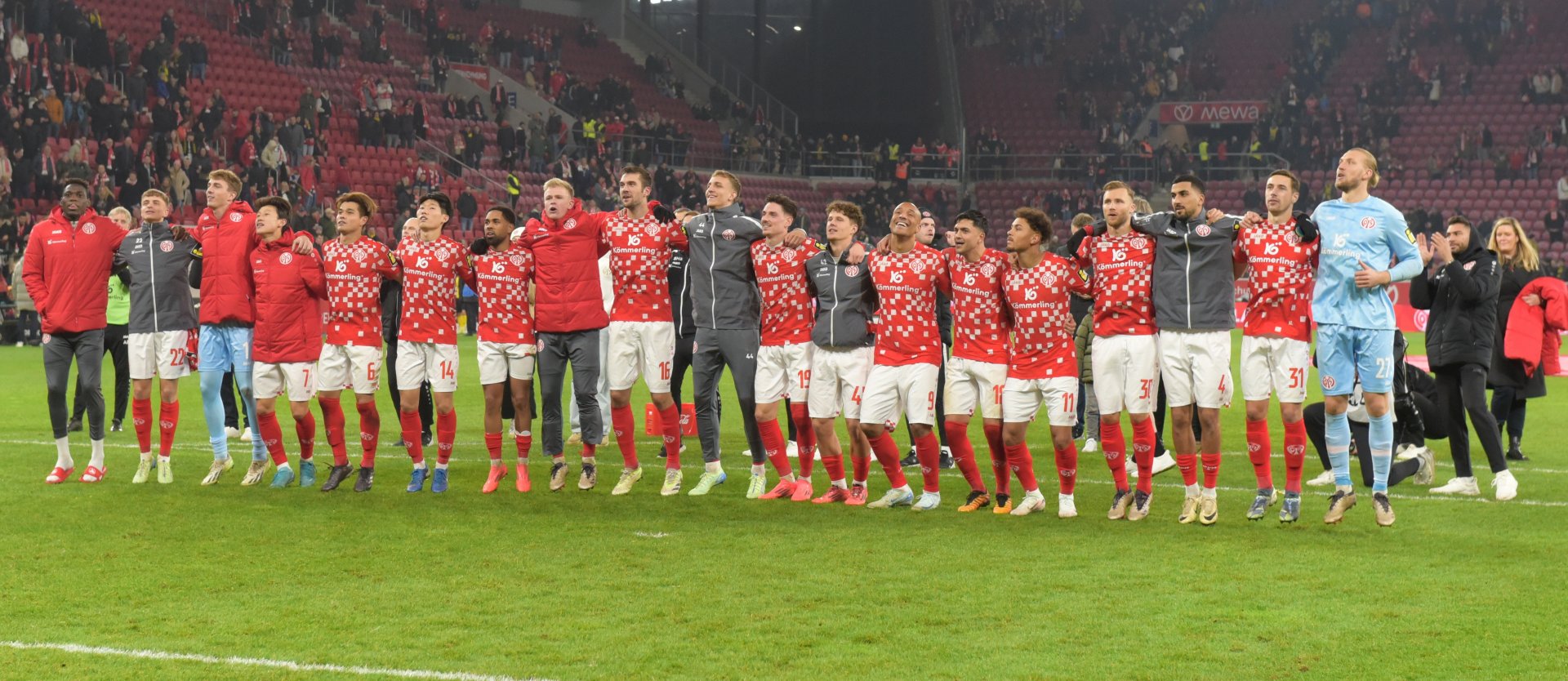 Darauf mussten Mannschaft und Fans lange warten: Am zehnten Spieltag gab’s die erste Humba dieser Saison in der Arena am Europakreisel…