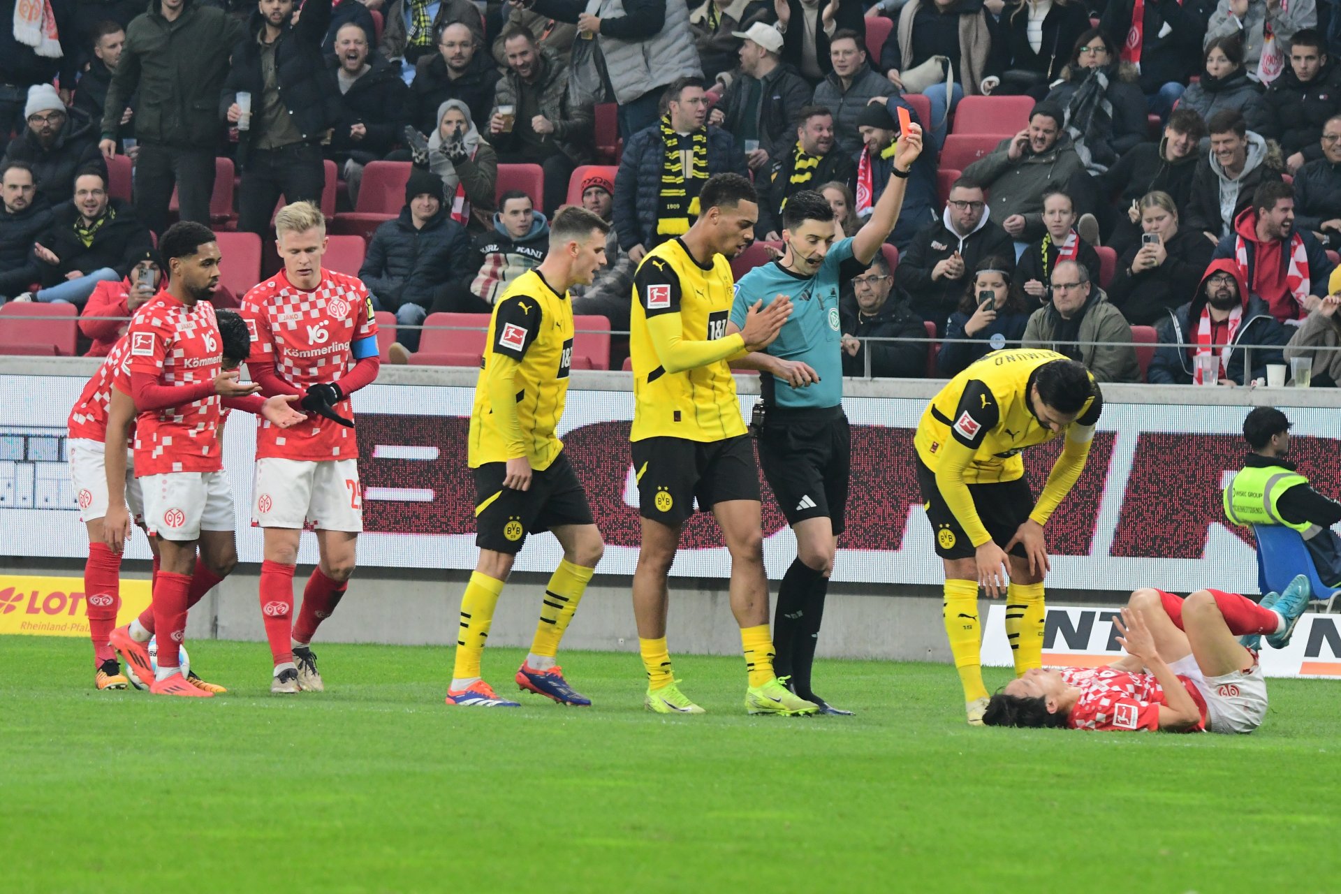 …generell aber nicht mehr nach der 27. Minute: BVB-Innenverteidiger Emre Can sah nach einem überharten Foul an Jae-sung Lee die Rote Karte.