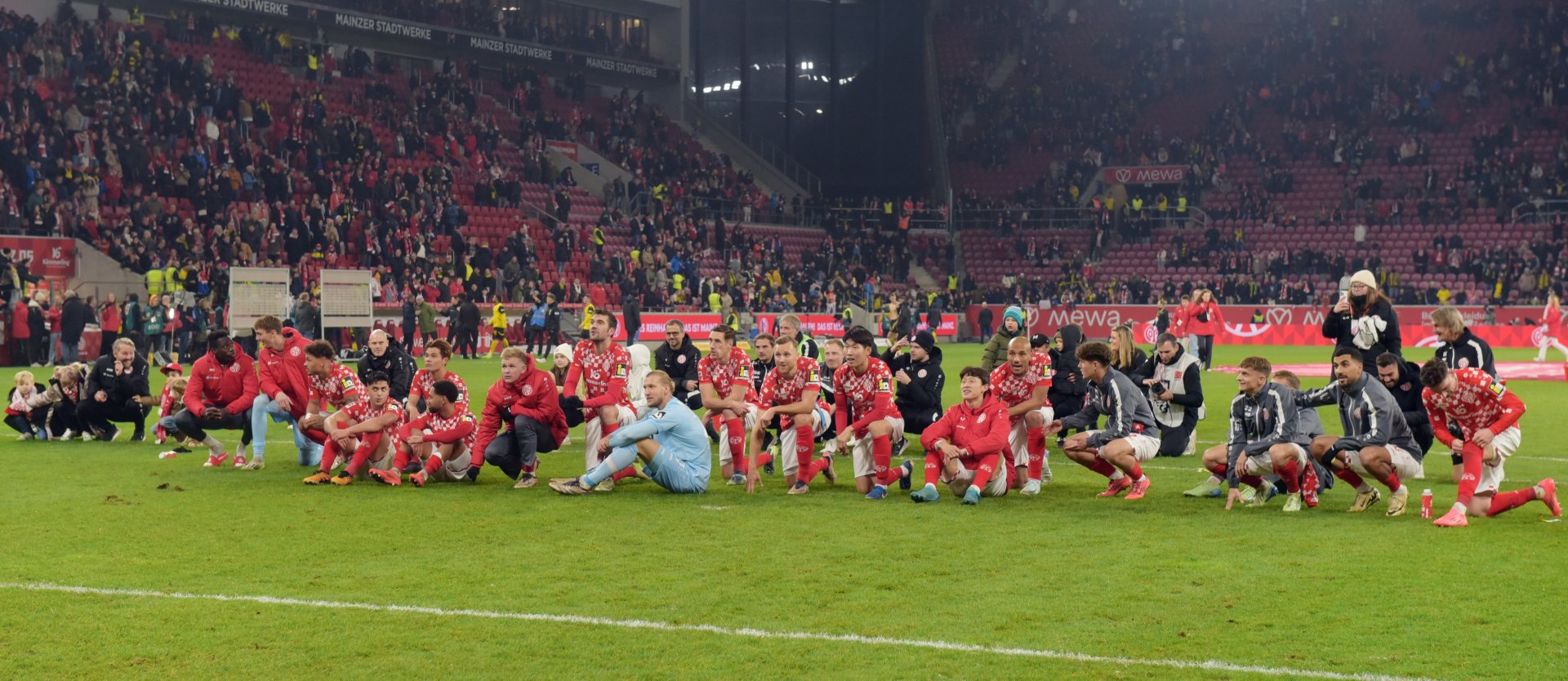 Unter solchen Umständen kann man sich auch mal vor der Westtribüne hinsetzen...