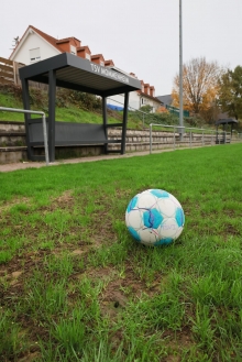 Der Ball hat Glück, mit Luft gefüllt zu sein. Anderfalls drohte er im Morast des Mommenheimer Sportplatzes zu versinken.