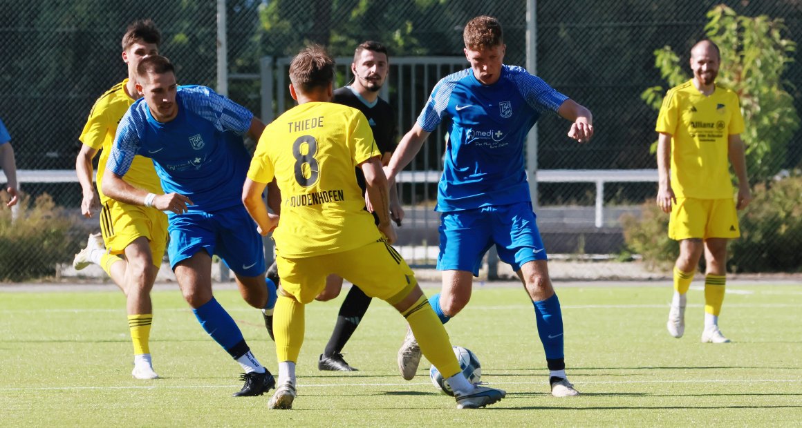 Eines der stärksten Ergebnisse der Hinrunde schaffte die TSG Bretzenheim 46 (in blau l. Nick Zimmermann, r. Luis McColgan) mit dem 1:1 im Heimspiel gegen den aktuellen Tabellenführer FV Dudenhofen. Gelingt es beim Wiedersehen in der Pfalz das Resultat zu bestätigen, werden die Bretzenheimer es feiern.