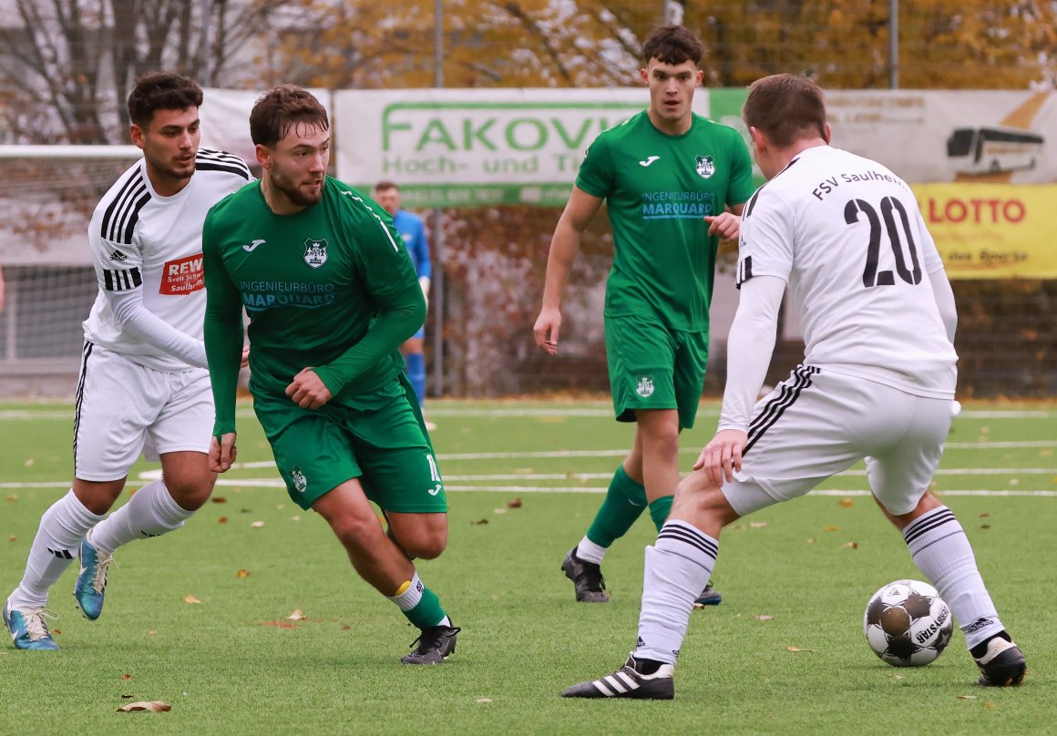 Pero Filtzinger (l.) brachte die Marienborner mit 1:0 in Führung, bekam dabei jedoch einen Tritt gegen die Hüfte ab...