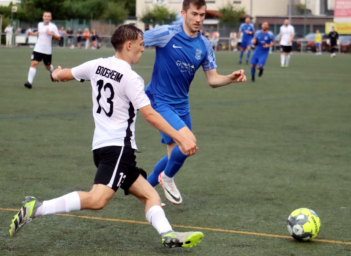 Maik Geuder klärt den Ball gegen den anlaufenden Lukas Fischer. Der VfB Bodenheim muss sich in Verbandsligaderby am Freitag darauf einstellen, dass die TSG 1846 Bretzenheim für die 2:5-Niederlage aus der Hinrundenbegegnung revanchieren will.