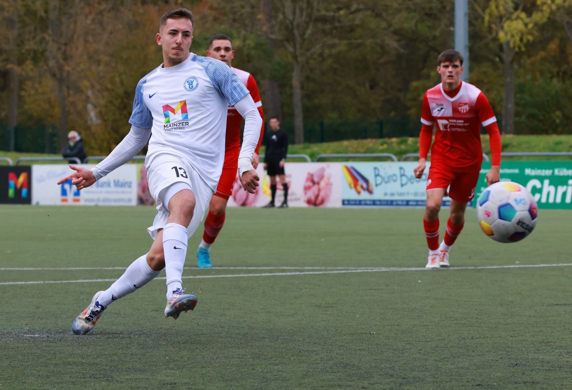 Keine einfache Angelegenheit für den SV Gonsenheim war das letzte Hinrundenspiel gegen den FV Diefflen. Yannik Ischdonat und seine Mitspieler verfielen dennoch nicht in Hektik.