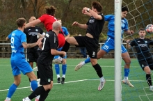 Wimmelbild. Für alle, die den Ball aus den Augen verloren haben: Er fliegt gleich über die Torlinie.