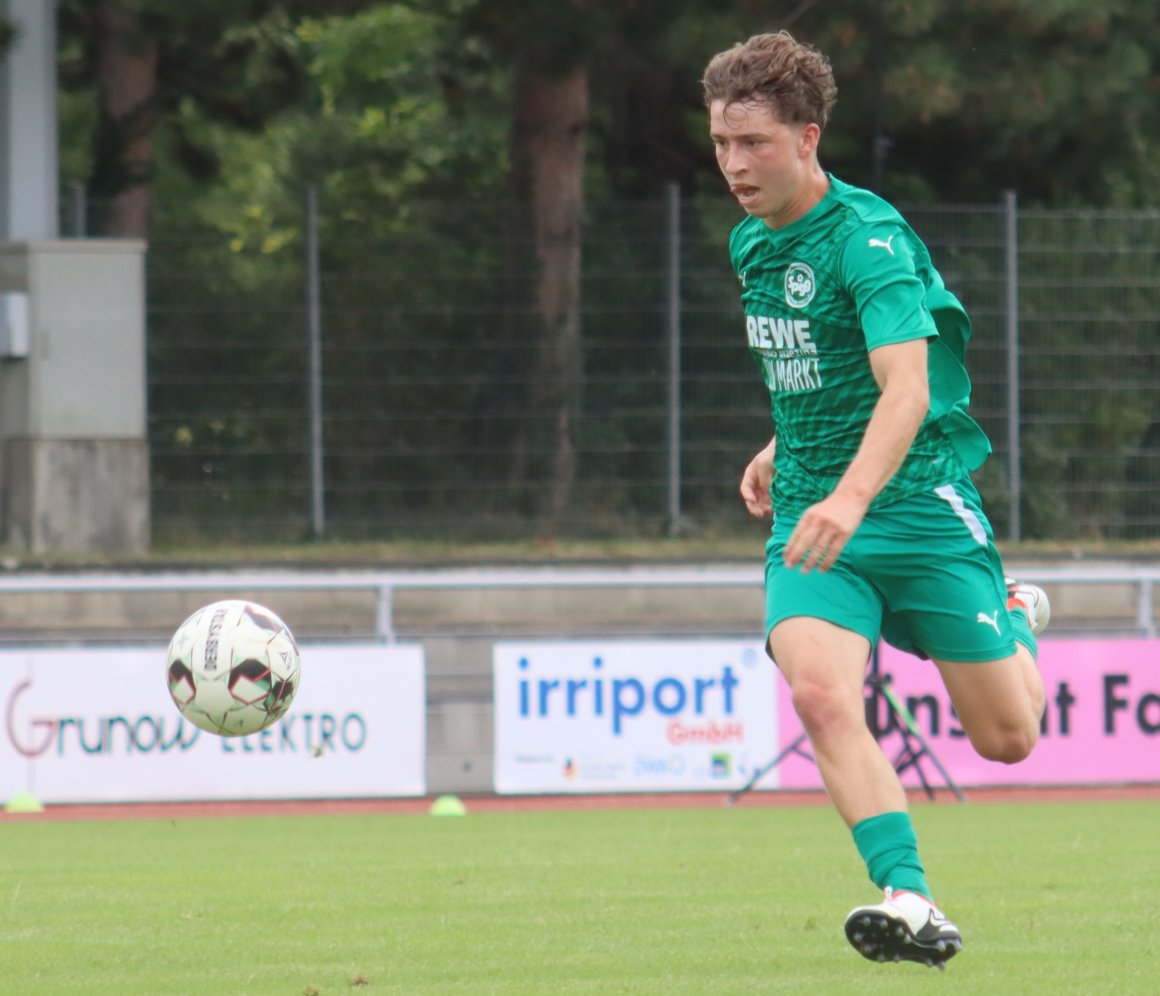 Jakob Michel erzielte das letzte Tor der SpVgg Ingelheim im Jahr 2024 und setzte dabei den Schlusspunkt beim 5:1-Sieg in Ludwigshafen. 